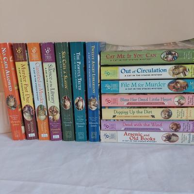 A Cat In The Stacks Paperback Mysteries (PB-BBL)