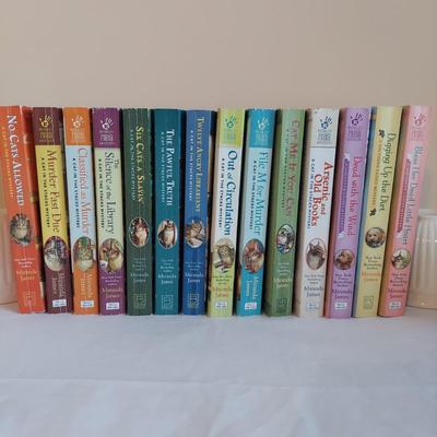 A Cat In The Stacks Paperback Mysteries (PB-BBL)