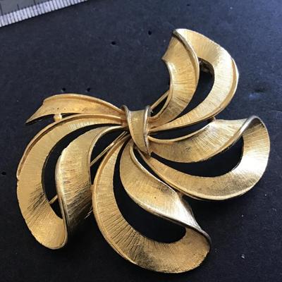 Vintage Gold Tone Brooch