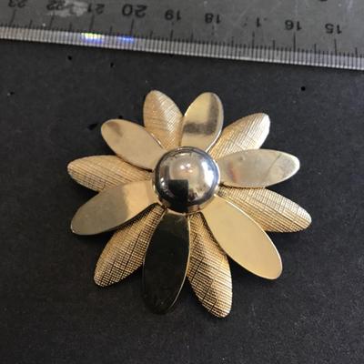Sarah Coventry Daisy Pin