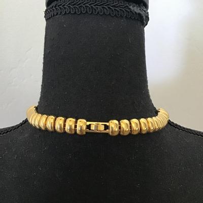 Beautiful gold tone, vintage color statement necklace excellent condition