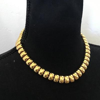 Beautiful gold tone, vintage color statement necklace excellent condition