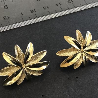 Sarah Coventry Clip on Earrings