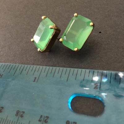 Beautiful vintage very nice gold tone, photo glass emerald green square stud earrings