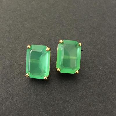 Beautiful vintage very nice gold tone, photo glass emerald green square stud earrings