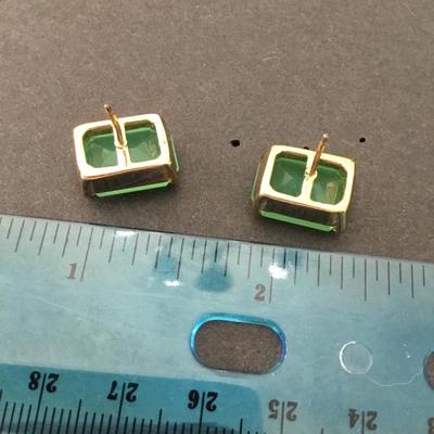 Beautiful vintage very nice gold tone, photo glass emerald green square stud earrings