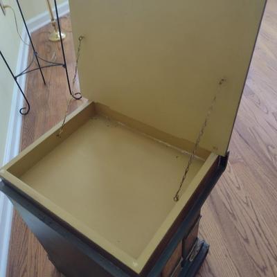 Lacquer Finish 'Book Stack' Mariner Themed End Table with Storage