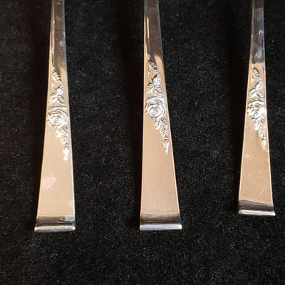 Reed & Barton Sterling "Classic Rose" Silverware Set (KN-KD)