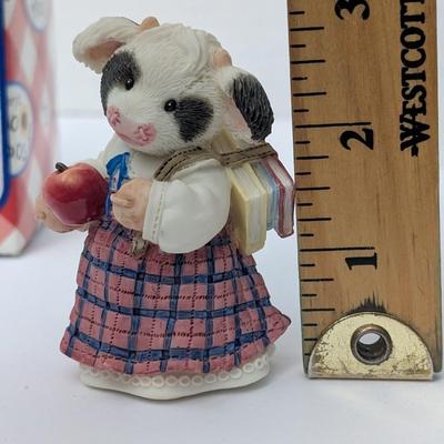 Vintage Mary's Moo Moos Figurine 1996 "Making The Grade" Enesco Cow School