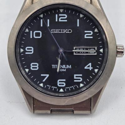 LOT 34J: Two Men's Seiko Watches