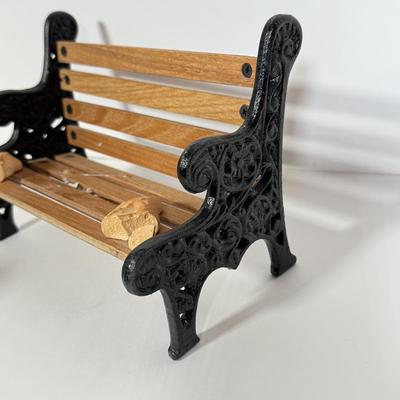 LOT 94: 1997 Byer's Choice The Carolers Man on Bench Feeding Birds