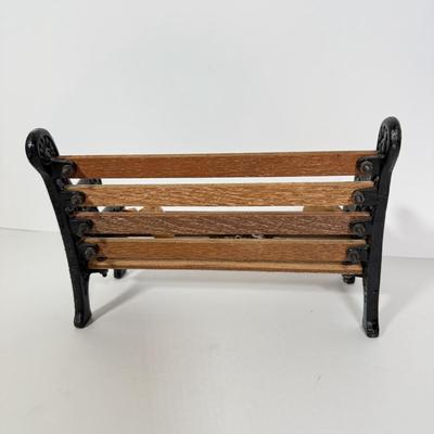 LOT 94: 1997 Byer's Choice The Carolers Man on Bench Feeding Birds