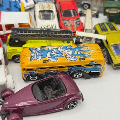 LOT 117: Matchbox, Hot Wheels & Maisto Toy Cars