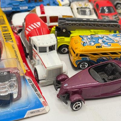 LOT 117: Matchbox, Hot Wheels & Maisto Toy Cars