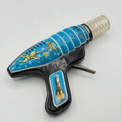 LOT 144: Vintage Space Blaster, Metal Soldiers & More