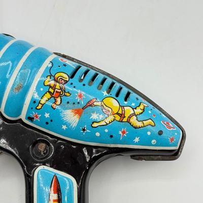 LOT 144: Vintage Space Blaster, Metal Soldiers & More