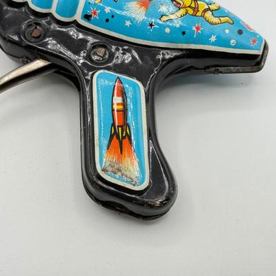 LOT 144: Vintage Space Blaster, Metal Soldiers & More