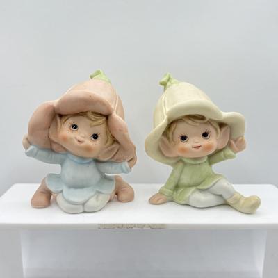 LOT 145: Homco Tulip Figurines, Souvenir Plate & Vintage Mini Ceramic Wine Barrels