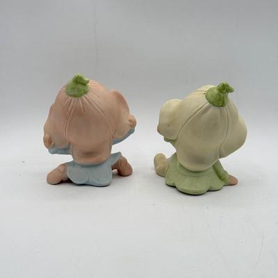 LOT 145: Homco Tulip Figurines, Souvenir Plate & Vintage Mini Ceramic Wine Barrels