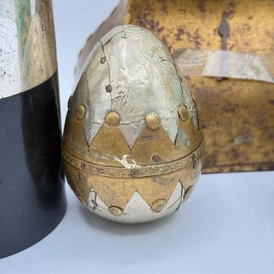 LOT 149: Coin Bank, Vintage Florida Perpetual Desk Calendar, Copper Trays