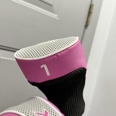 LOT 162: Pink Callaway Golf Set