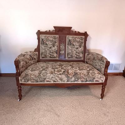 ANTIQUE EASTLAKE STYLE SETTEE ON CASTERS perfect condition!