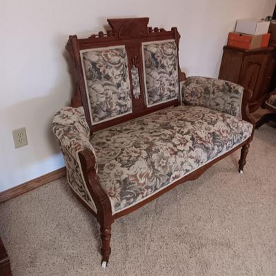 ANTIQUE EASTLAKE STYLE SETTEE ON CASTERS perfect condition!