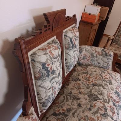 ANTIQUE EASTLAKE STYLE SETTEE ON CASTERS perfect condition!