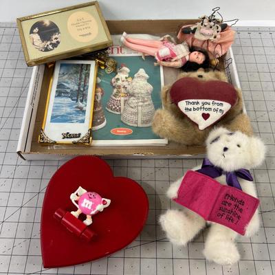 Lot of Stuffed Animals, Dolls, Picture Frames