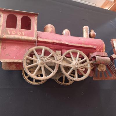 ANTIQUE DAYTON "HILL CLIMBER" PRESSED STEEL FRICTION TOY LOCOMOTIVE & COAL TENDER