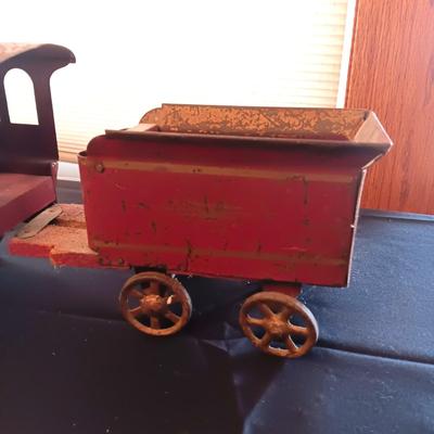 ANTIQUE DAYTON "HILL CLIMBER" PRESSED STEEL FRICTION TOY LOCOMOTIVE & COAL TENDER