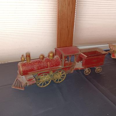 ANTIQUE DAYTON "HILL CLIMBER" PRESSED STEEL FRICTION TOY LOCOMOTIVE & COAL TENDER