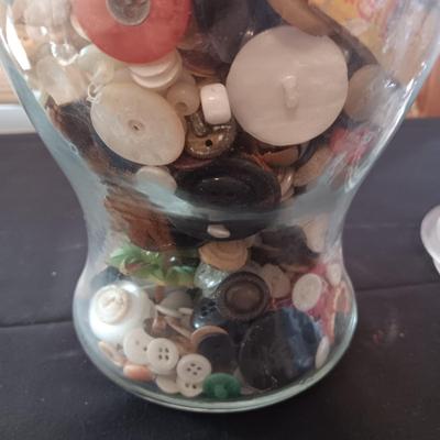 GLASS CONTAINER FILLED WITH A VARIETY OF BUTTONS