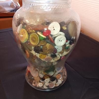 GLASS CONTAINER FILLED WITH A VARIETY OF BUTTONS