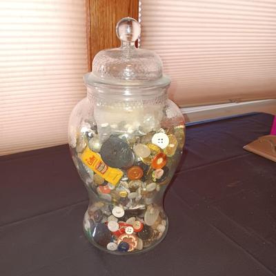 GLASS CONTAINER FILLED WITH A VARIETY OF BUTTONS