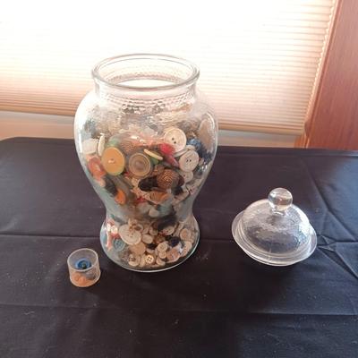 GLASS CONTAINER FILLED WITH A VARIETY OF BUTTONS