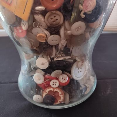 GLASS CONTAINER FILLED WITH A VARIETY OF BUTTONS