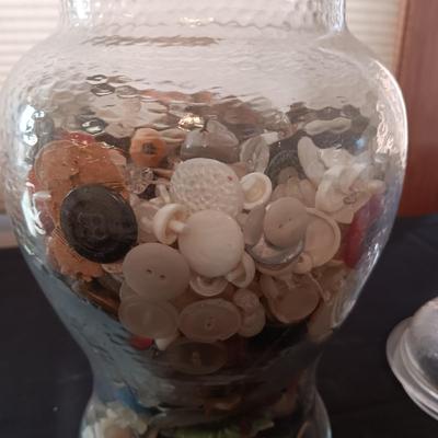 GLASS CONTAINER FILLED WITH A VARIETY OF BUTTONS