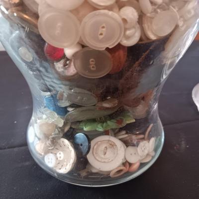 GLASS CONTAINER FILLED WITH A VARIETY OF BUTTONS
