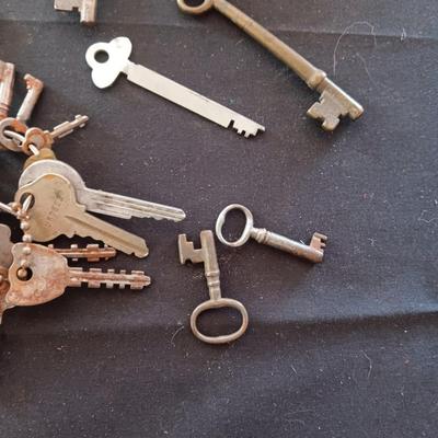 A COLLECTION OF SKELETON AND OTHER OLD KEYS