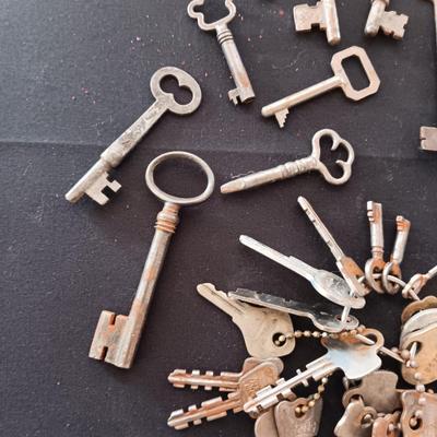 A COLLECTION OF SKELETON AND OTHER OLD KEYS