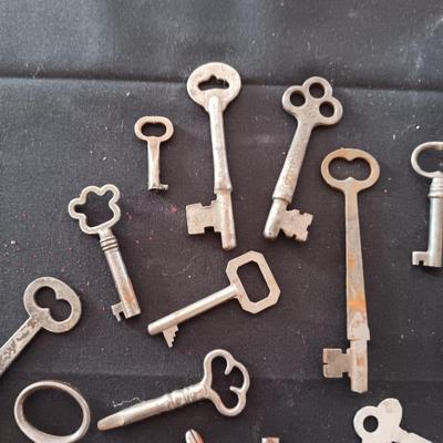 A COLLECTION OF SKELETON AND OTHER OLD KEYS