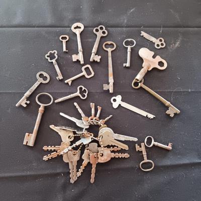 A COLLECTION OF SKELETON AND OTHER OLD KEYS
