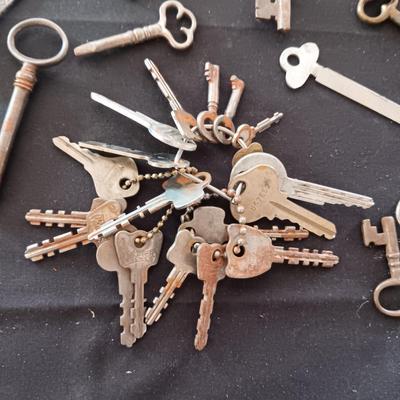 A COLLECTION OF SKELETON AND OTHER OLD KEYS