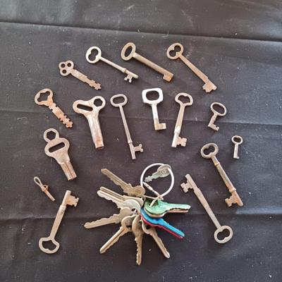 A COLLECTION OF SKELETON AND OTHER OLD KEYS (2)