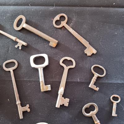 A COLLECTION OF SKELETON AND OTHER OLD KEYS (2)