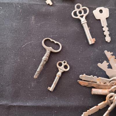 A COLLECTION OF SKELETON AND OTHER OLD KEYS (3)