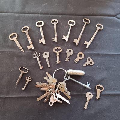 A COLLECTION OF SKELETON AND OTHER OLD KEYS (3)