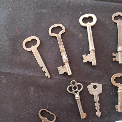 A COLLECTION OF SKELETON AND OTHER OLD KEYS (3)