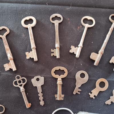 A COLLECTION OF SKELETON AND OTHER OLD KEYS (3)
